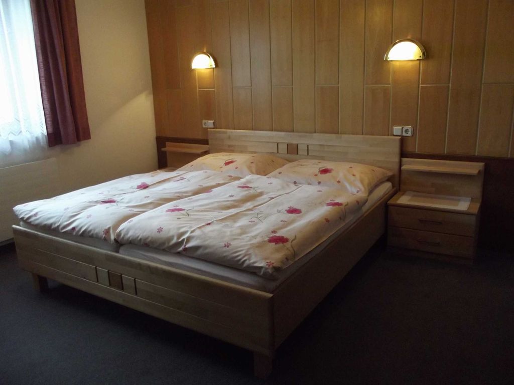 Schlafzimmer Haus Margit Gästehaus Privatzimmer Ferienwohnung Zimmer mit Frühstück B&B Kössen Kaiserwinkl