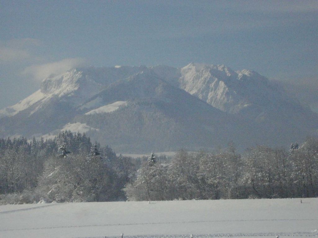 Blick aus dem Fenster Haus Margit Gästehaus Privatzimmer Ferienwohnung Zimmer mit Frühstück B&B Kössen Kaiserwinkl