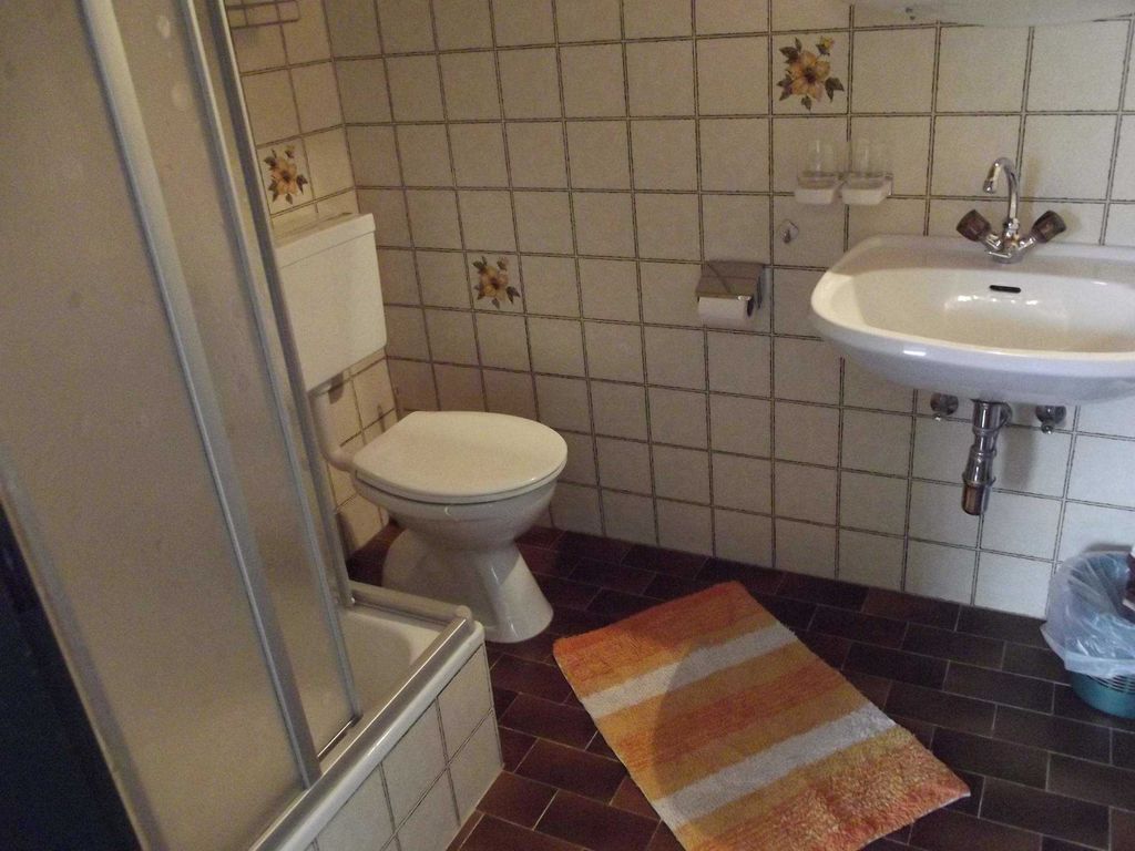 DU/WC Haus Margit Gästehaus Privatzimmer Ferienwohnung Zimmer mit Frühstück B&B Kössen Kaiserwinkl