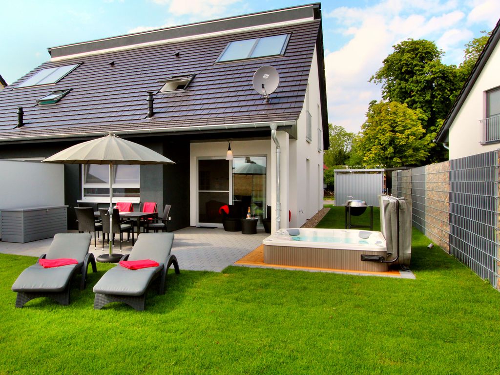 Garten und Terrasse des Ferienhauses