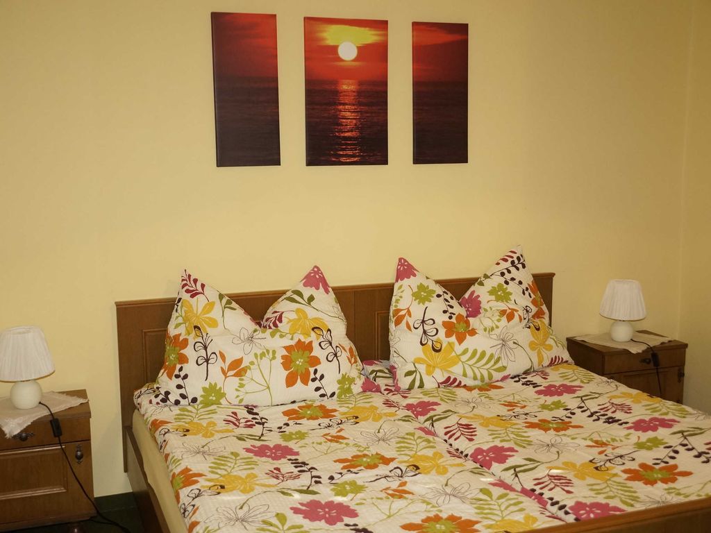 Schlafzimmer mit dem Doppelbett (180x200)