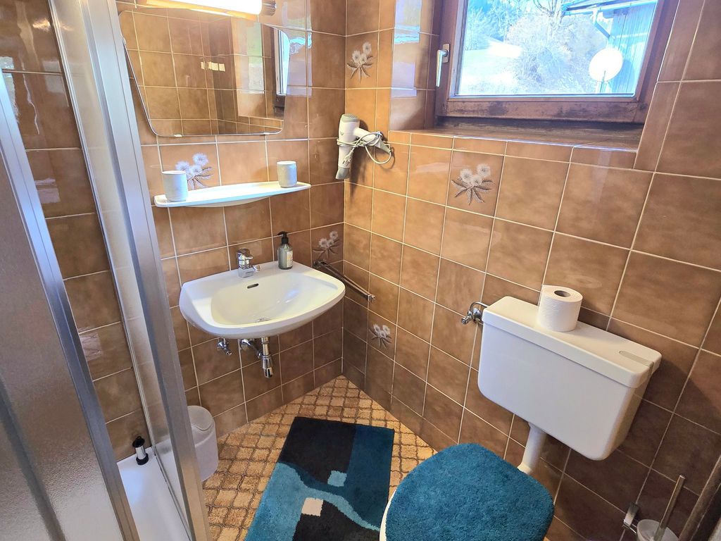 Badezimmer mit Dusche und WC