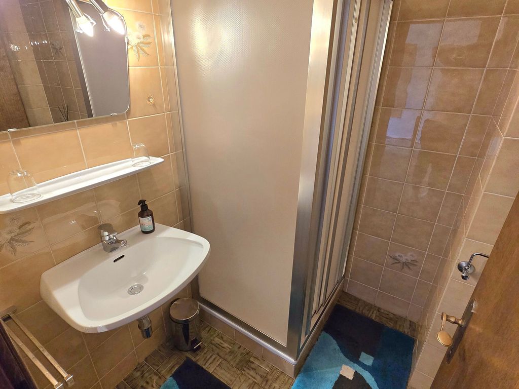 Badezimmer mit Dusche und WC