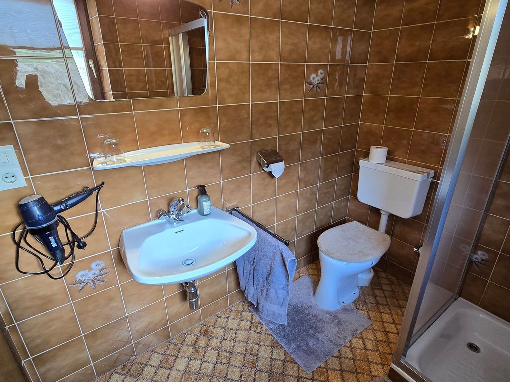 Badezimmer mit Dusche und WC