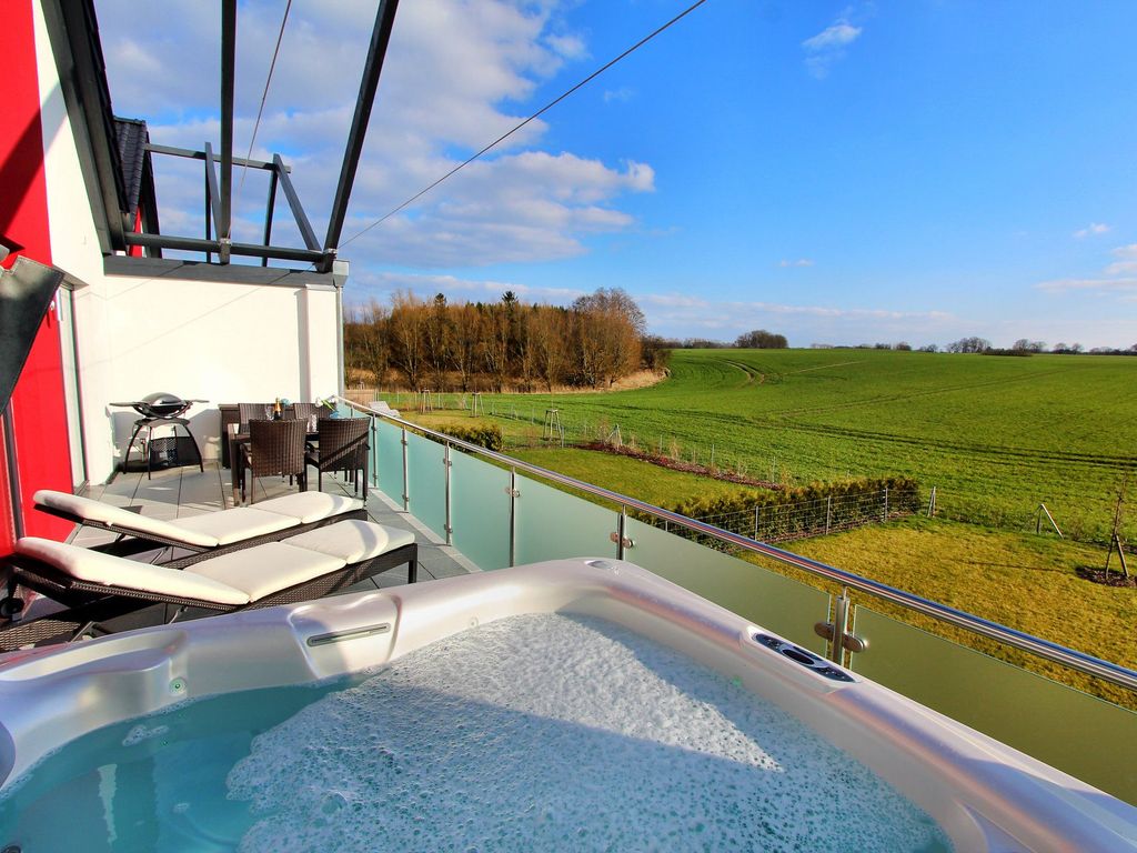 Balkon mit Außenwhirlpool
