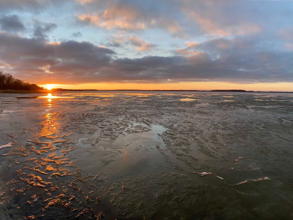 Sonnenuntergang am Fleesensee im Winter