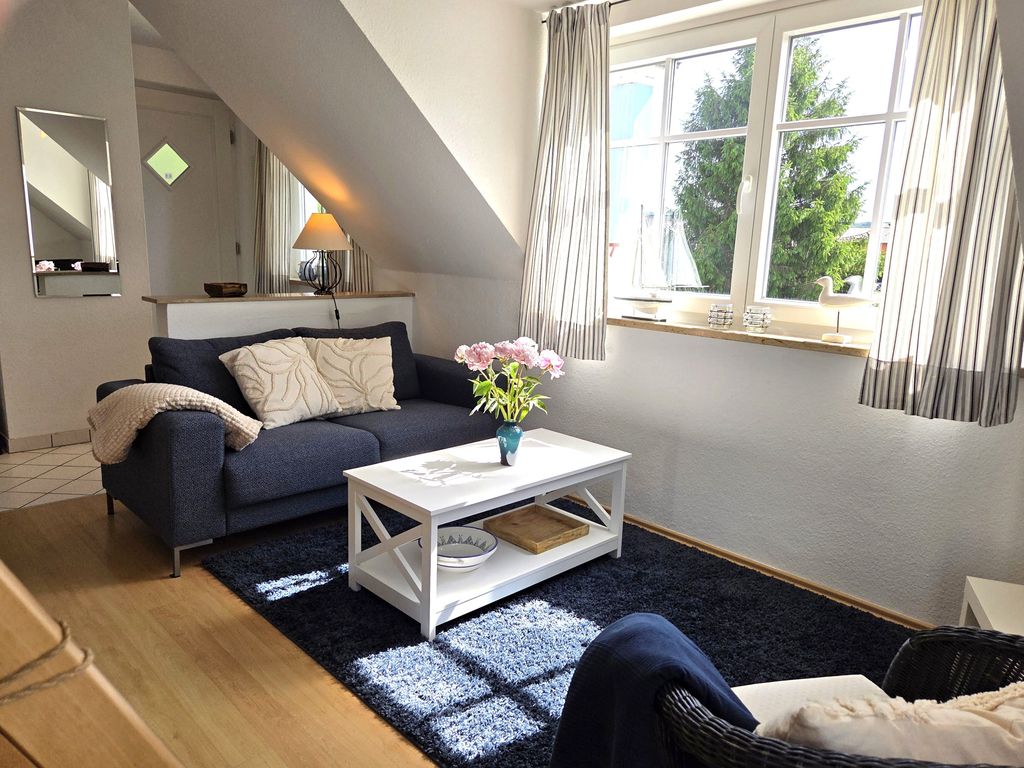 Der helle offene Wohnbereich mit Zugang zum möblierten Balkon