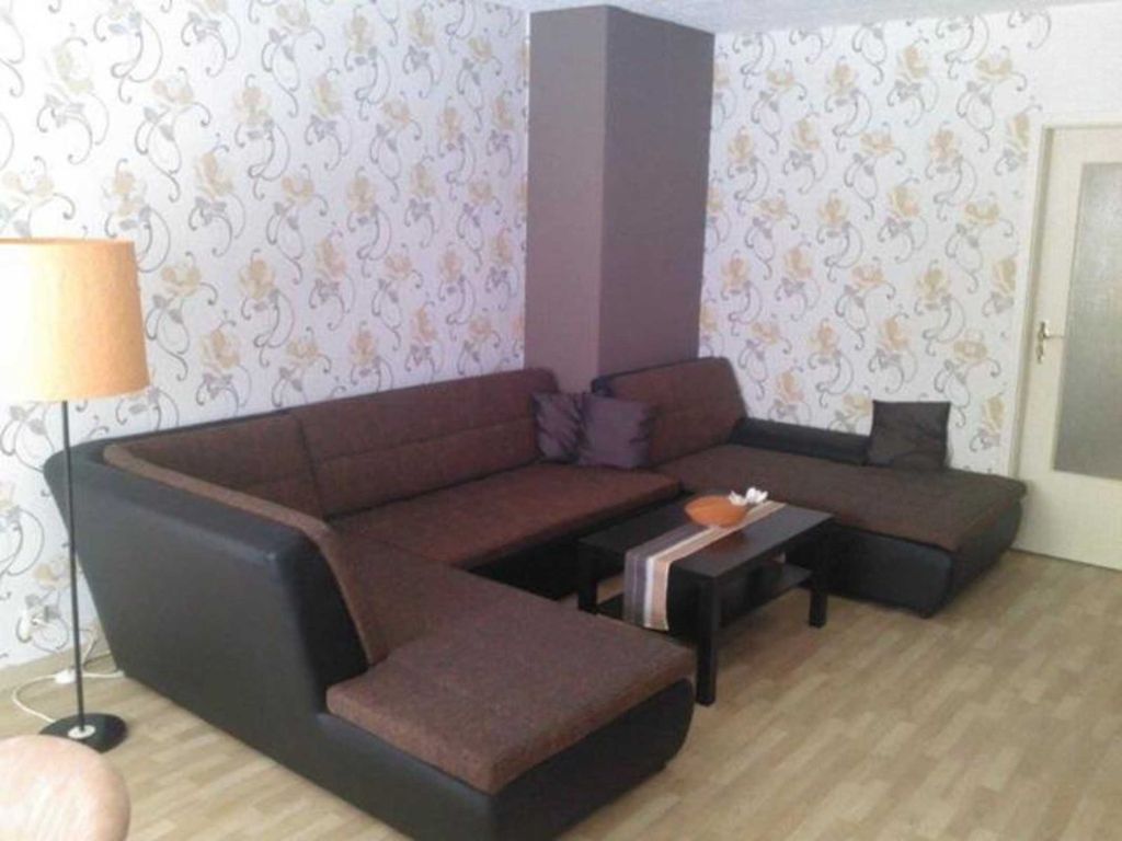 Wohnzimmer mit großer Couch