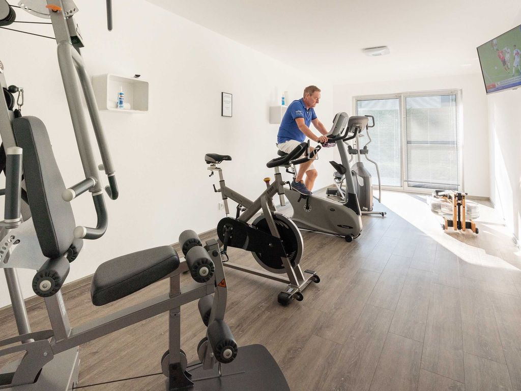 Fitnessraum mit Profigeräten