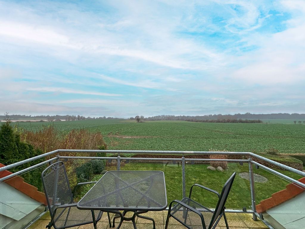 Bellevue Ferienwohnung - Blick vom Balkon über die weiten Felder