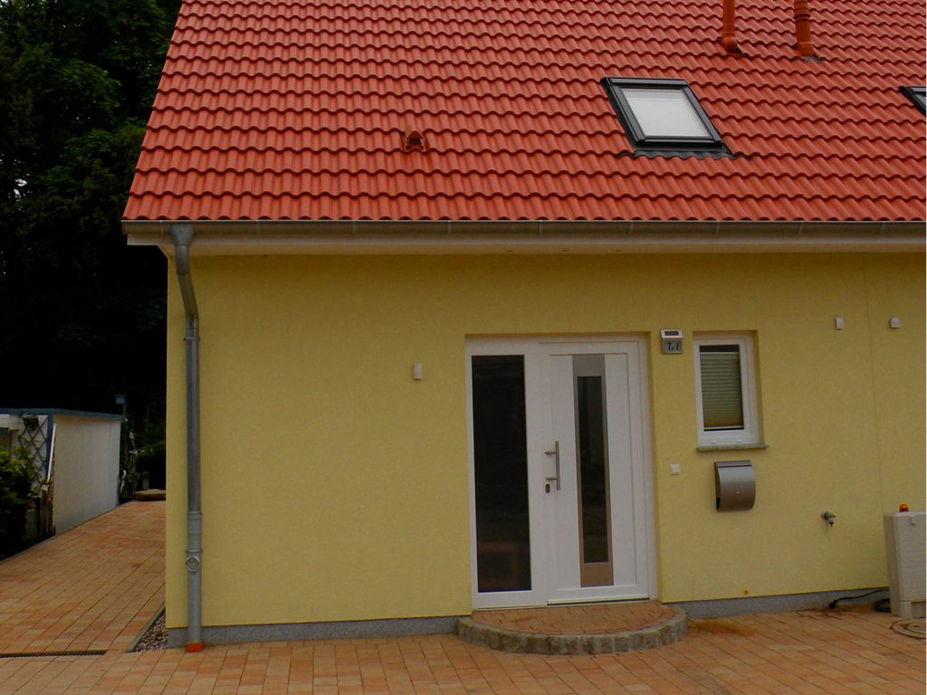 Außenansicht mit Parkplatz