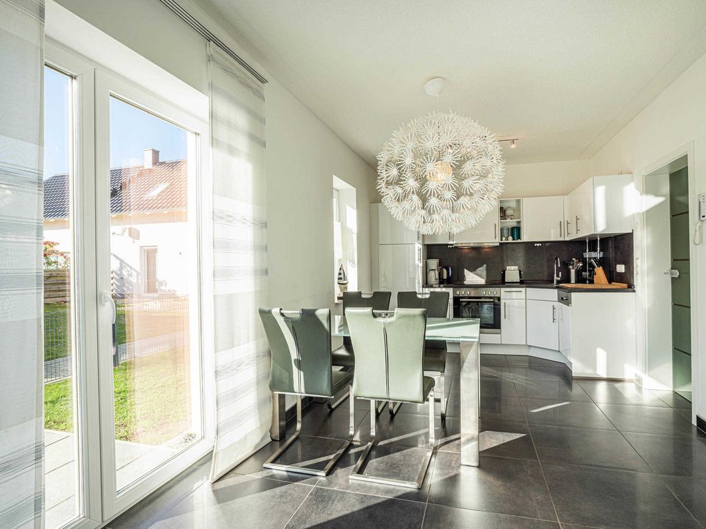 Ferienhaus Claire Urlaub im Ostseebad Karlshagen

Im Erdgeschoss des Ferienhauses Claire in Karlshagen befindet sich das gemütliche Wohnzimmer mit einer offenen, großzügigen und lichtdurchfluteten Küche sowie einem einladenden Essbereich für 4 Personen. Hier lässt sich wunderbar gemeinsam kochen, essen und entspannen.