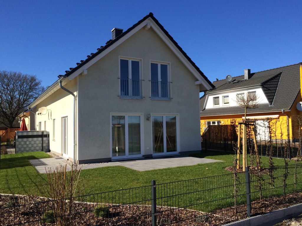 Das Ferienhaus Claire in Karlshagen auf Usedom verfügt über einen liebevoll angelegten Blumengarten, in dem das ganze Jahr über bunte Blumen in wechselnder Blüte stehen. Die farbenfrohe Vielfalt und die angenehmen Düfte laden dazu ein, die Natur zu genießen und die Seele baumeln zu lassen.