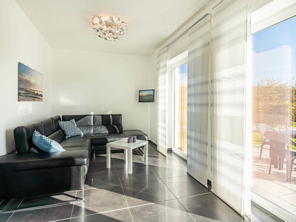 Ferienhaus Claire Urlaub im Ostseebad Karlshagen auf Usedom - Eine gemütliche Sitzcouch lädt zum Erholen und Entspannen ein. Genießen Sie am Morgen die ersten Sonnenstrahlen und lassen Sie den Tag am Abend bei einem Glas Wein und einem wunderschönen Sonnenuntergang gemütlich ausklingen.