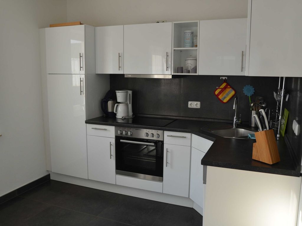 Praktische Küchenausstattung im Ferienhaus Claire in Karlshagen auf Usedom

Nach einem guten Essen übernimmt der Geschirrspüler bequem den Abwasch, sodass Sie mehr Zeit zum Entspannen haben. Ein Kühlschrank mit Gefrierfach bietet ausreichend Platz, um frische Lebensmittel und leckere Speisen aufzubewahren.