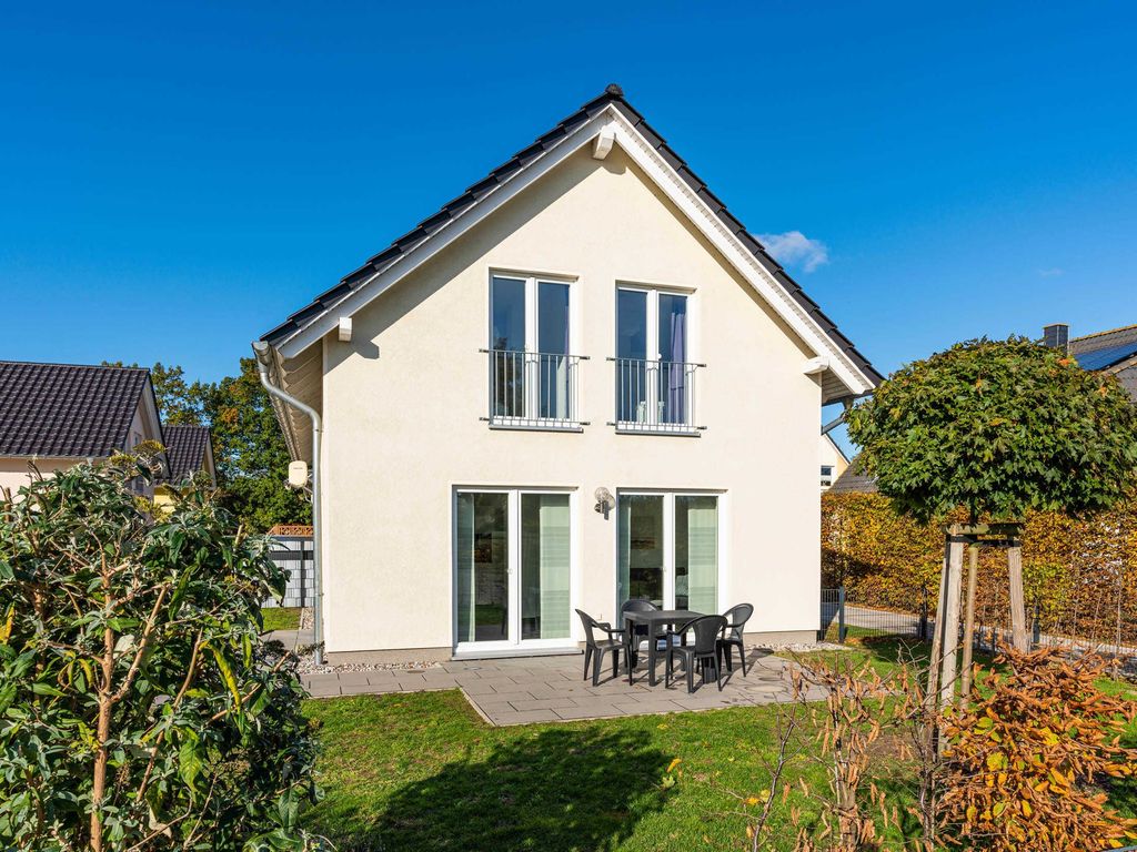 Das Ferienhaus Claire in Karlshagen auf Usedom verfügt über einen großen Garten, der viel Platz zum Entspannen und Spielen bietet. Direkt am Haus befindet sich eine großzügige Terrasse, die zum Sonnenbaden einlädt. An lauen Sommerabenden ist sie der ideale Ort zum Grillen, Spielen und für gemütliche Stunden mit Familie und Freunden.