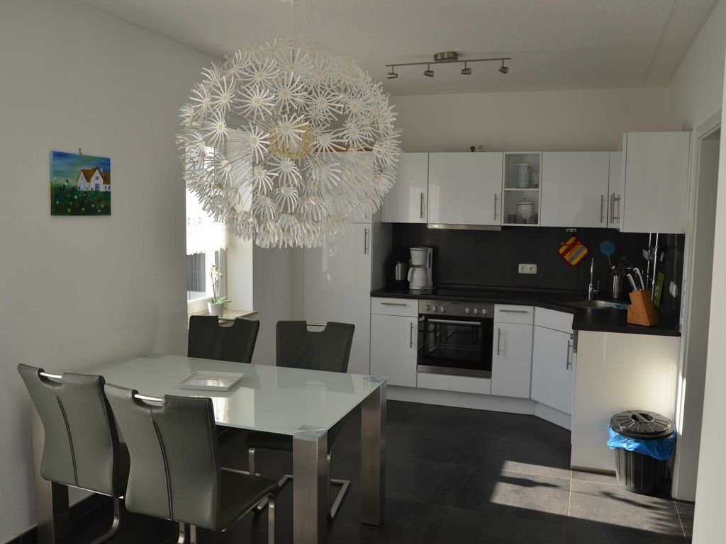 Hochwertige Küche im Ferienhaus Claire in Karlshagen auf Usedom

In der hochwertig ausgestatteten Küche des Ferienhauses Claire können Sie nach Herzenslust kochen und gemeinsam leckere Gerichte zubereiten. Herd, Backofen, Kaffeemaschine, Wasserkocher und vieles mehr stehen Ihnen dafür zur Verfügung. Kreieren Sie ein köstliches Abendessen und genießen Sie es anschließend bei einem guten Glas Wein in gemütlicher Atmosphäre.