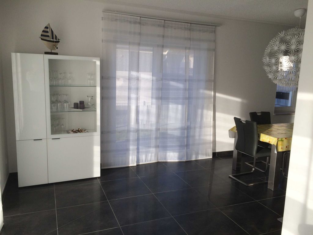 Wohnbereich mit Zugang zum Garten im Ferienhaus Claire in Karlshagen auf Usedom

Der gemütliche Wohnbereich mit großem Fenster bietet einen schönen Blick ins Grüne und ermöglicht einen direkten Zugang zum Garten. So können Sie die frische Luft und die Natur jederzeit ganz unkompliziert genießen.