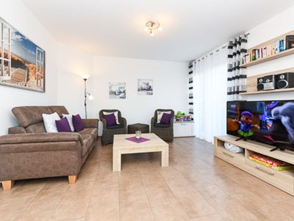 Wohnzimmer mit integriertem Küchenbereich