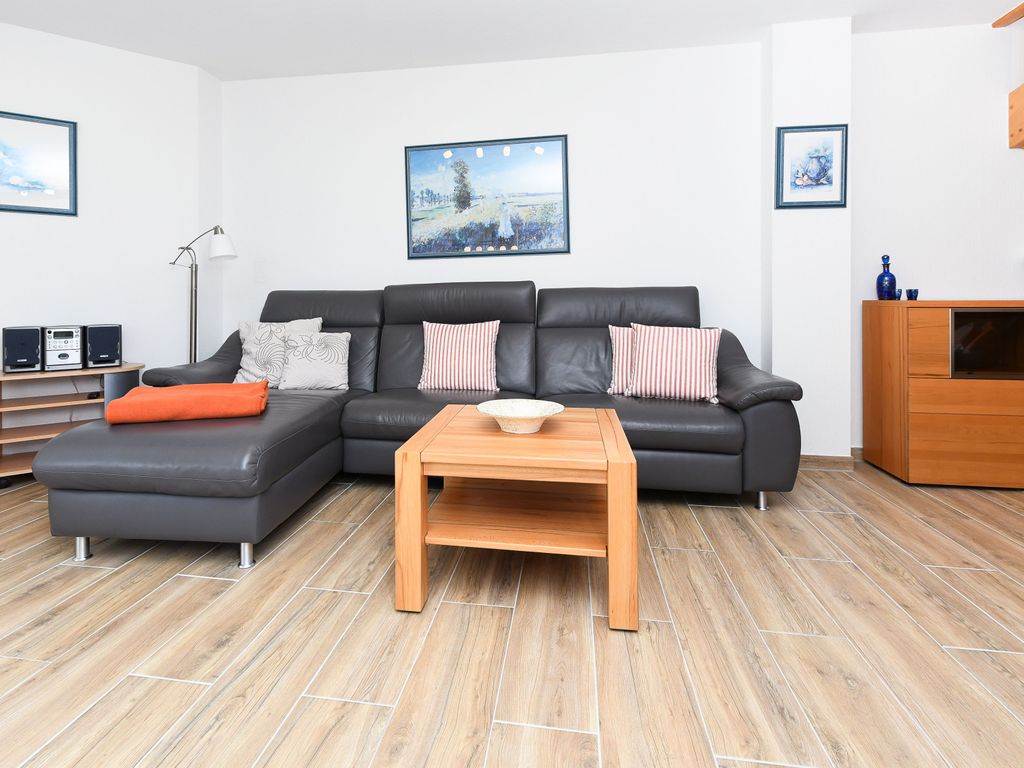 Wohnzimmer mit angegliederter Küche und Essgruppe