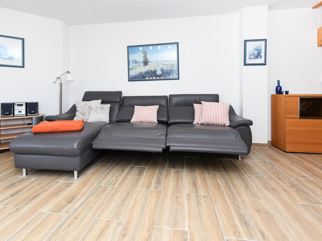 Wohnzimmer mit angegliederter Küche und Essgruppe