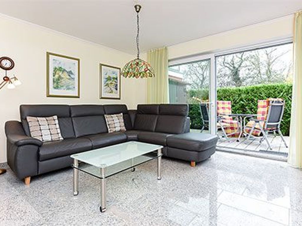 Wohnzimmer mit integriertem Küchenbereich