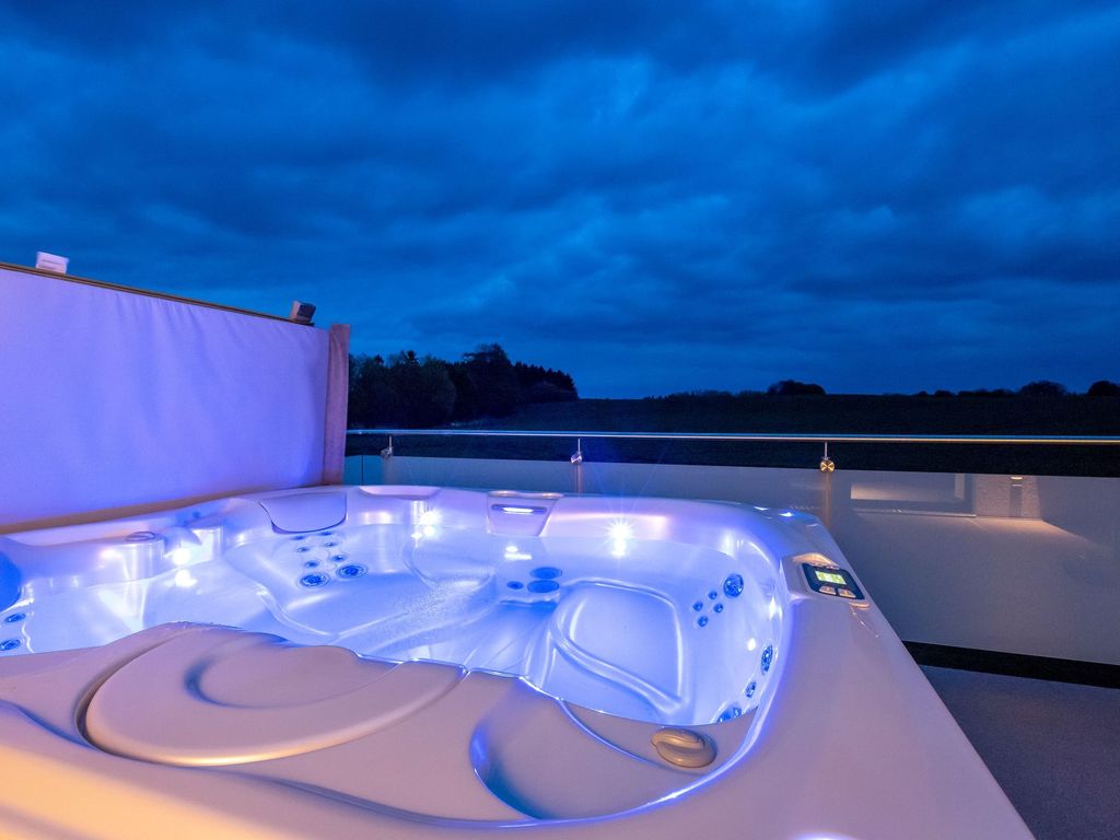 beheizter Außenwhirlpool bei Nacht