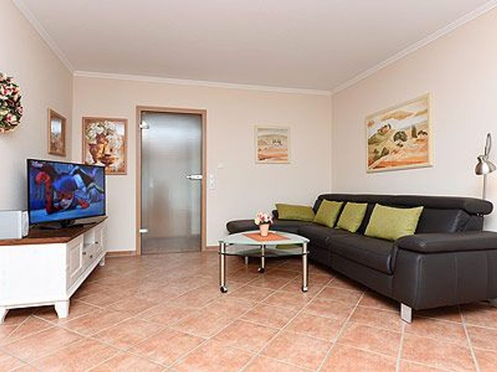 Wohnzimmer mit integriertem Küchenbereich