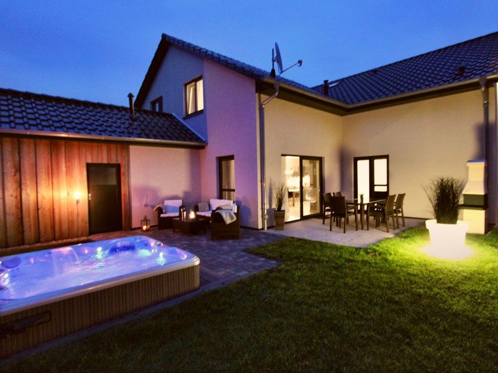 Außenansicht bei Nacht