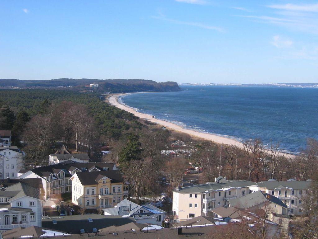 Villa Granitz Göhren – Blick über das Ostseebad mit der gelben Villa auf Nordstrand und Ostsee