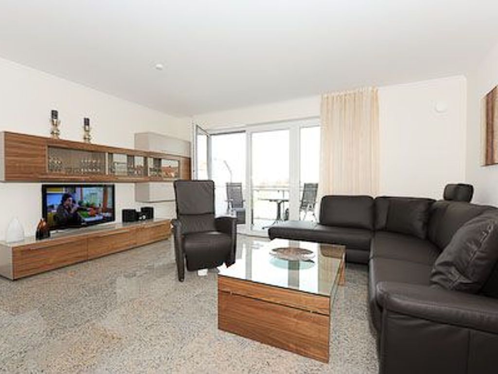 Wohnzimmer mit integriertem Küchenbereich