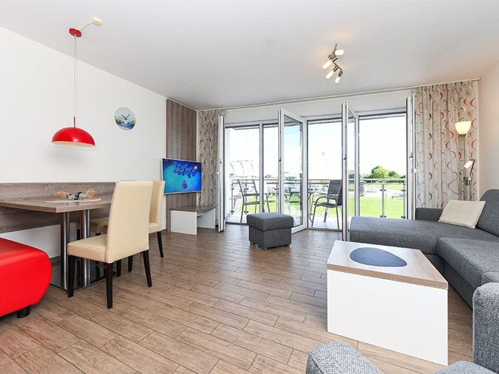 Wohnzimmer mit integriertem Küchenbereich