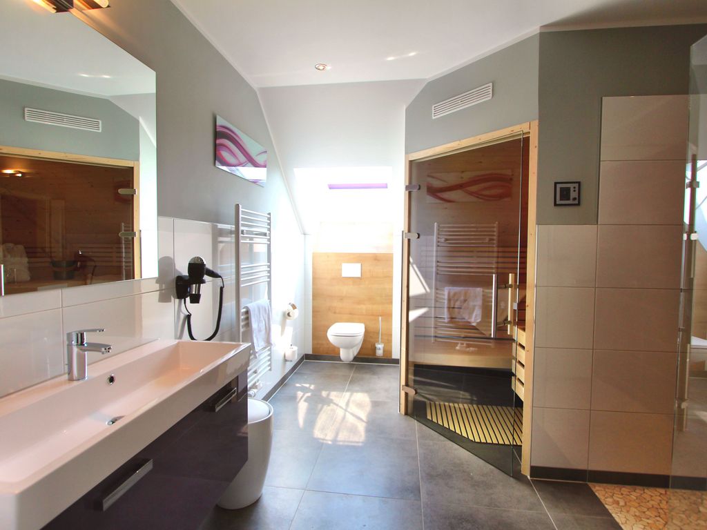 Badezimmer im Obergeschoss mit Sauna