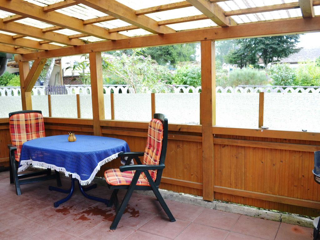 Terrasse mit Gartenmöbeln