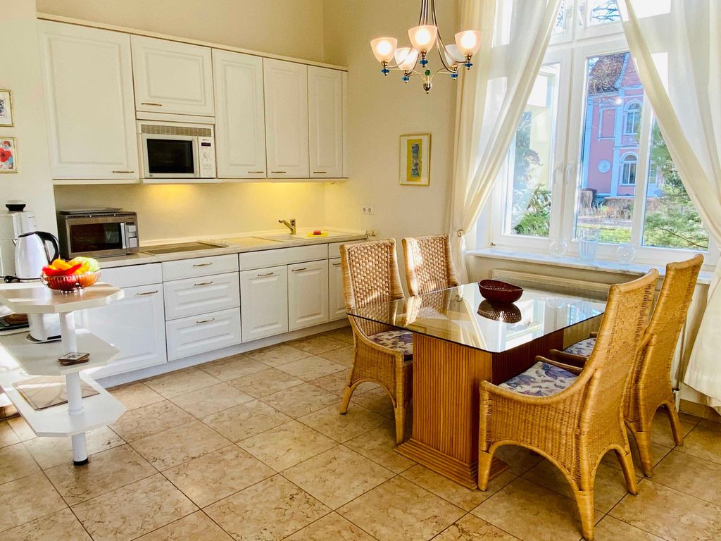 Ferienwohnung 1 Villa Caprivi Esstisch und Küche