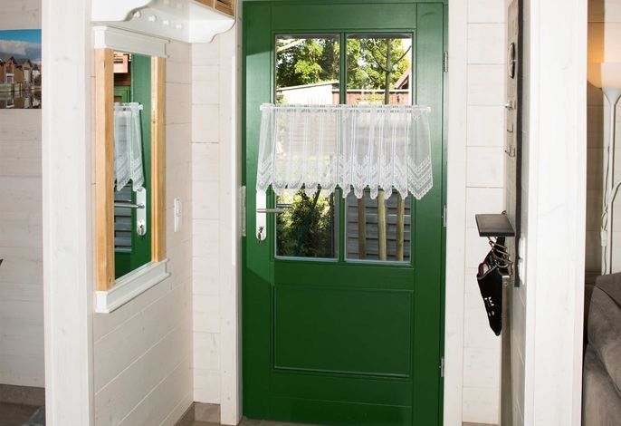 Eingang mit Spiegel und Garderobe