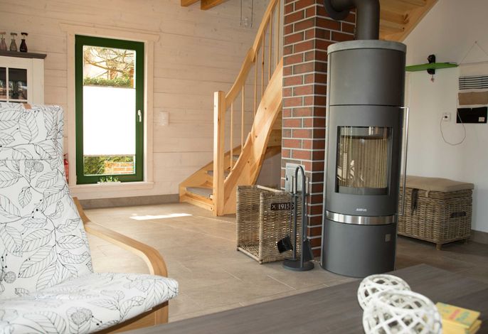 Holzofen für gemütliche Wärme. Breite Holztreppe zum OG