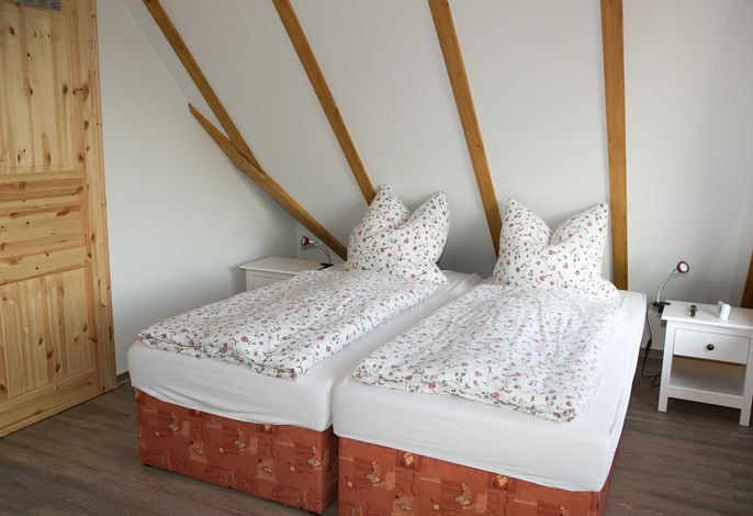 Doppelbett im Elternschlafzimmer