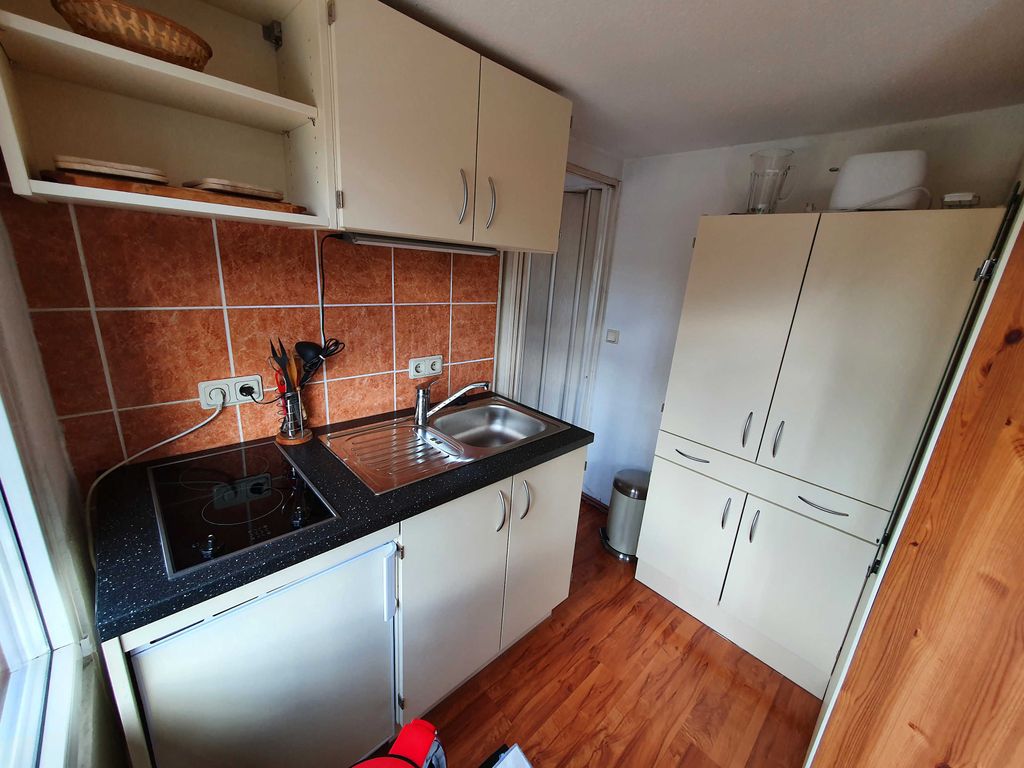 Neue Einbauküche mit Kühlschrank und 2-Platten-Ceran-Kochfeld