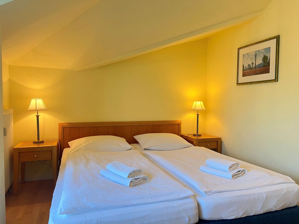 Schlafzimmer mit Doppelbett