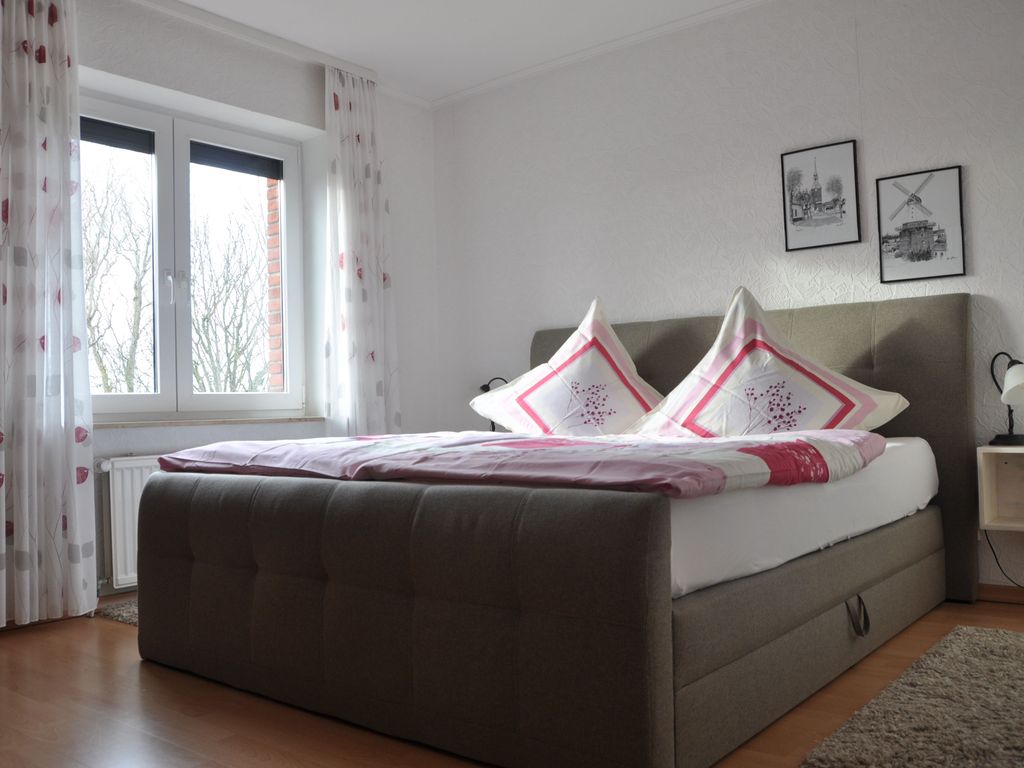 Schlafzimmer mit Boxspringbett