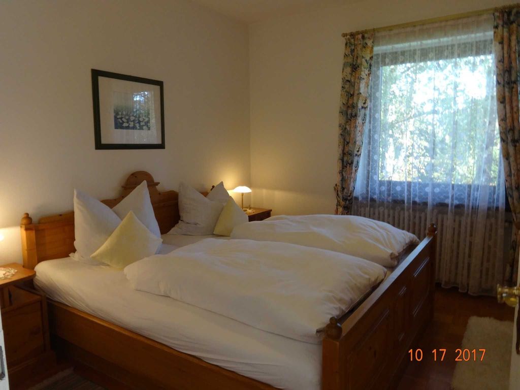 Schlafzimmer mit Doppelbett, Fewo 8, Dr. Gaertner Anlage