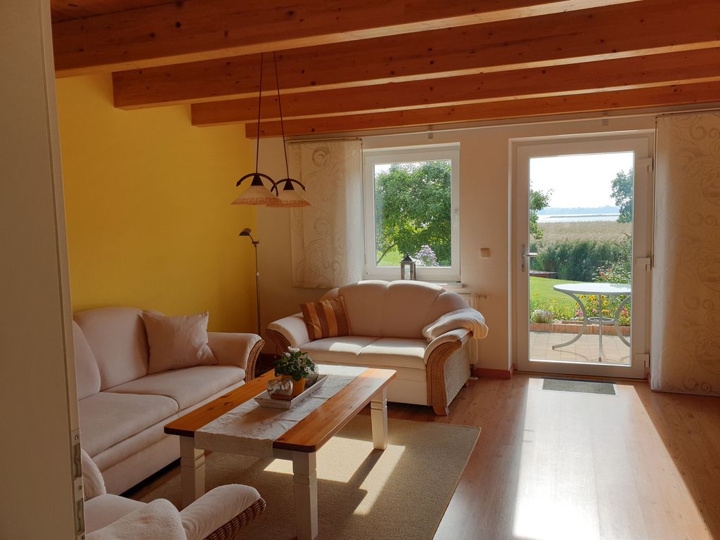 Gemütliches Wohnzimmer mit Blick über den Garten auf die Schlei