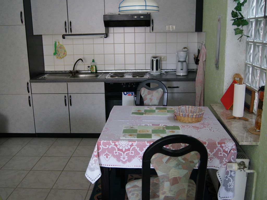 Ferienwohnung Grau Küche mit Essbereich