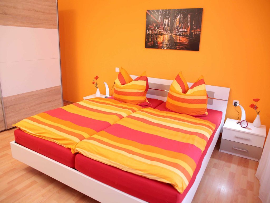 Das Schlafzimmer hat neben einem bequemen Bett einen großen Kleiderschrank.
