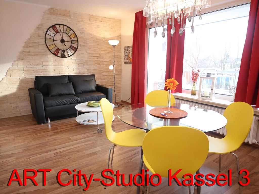 Die Wohnung ist geschmackvoll mit Designermöbeln und Kunstwerken eingerichtet