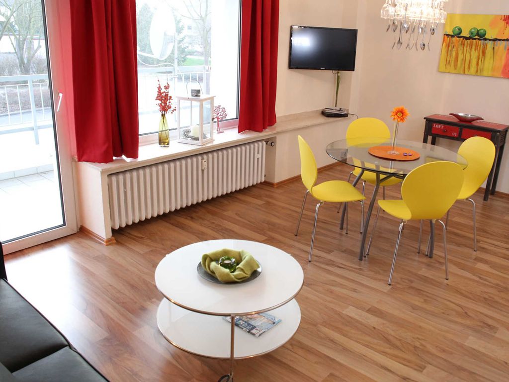 Die Wohnung ist geschmackvoll mit Designermöbeln und Kunstwerken eingerichtet