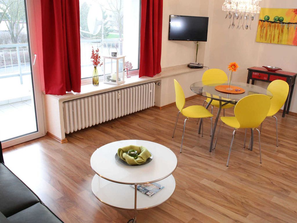 Die Wohnung ist geschmackvoll mit Designermöbeln und Kunstwerken eingerichtet