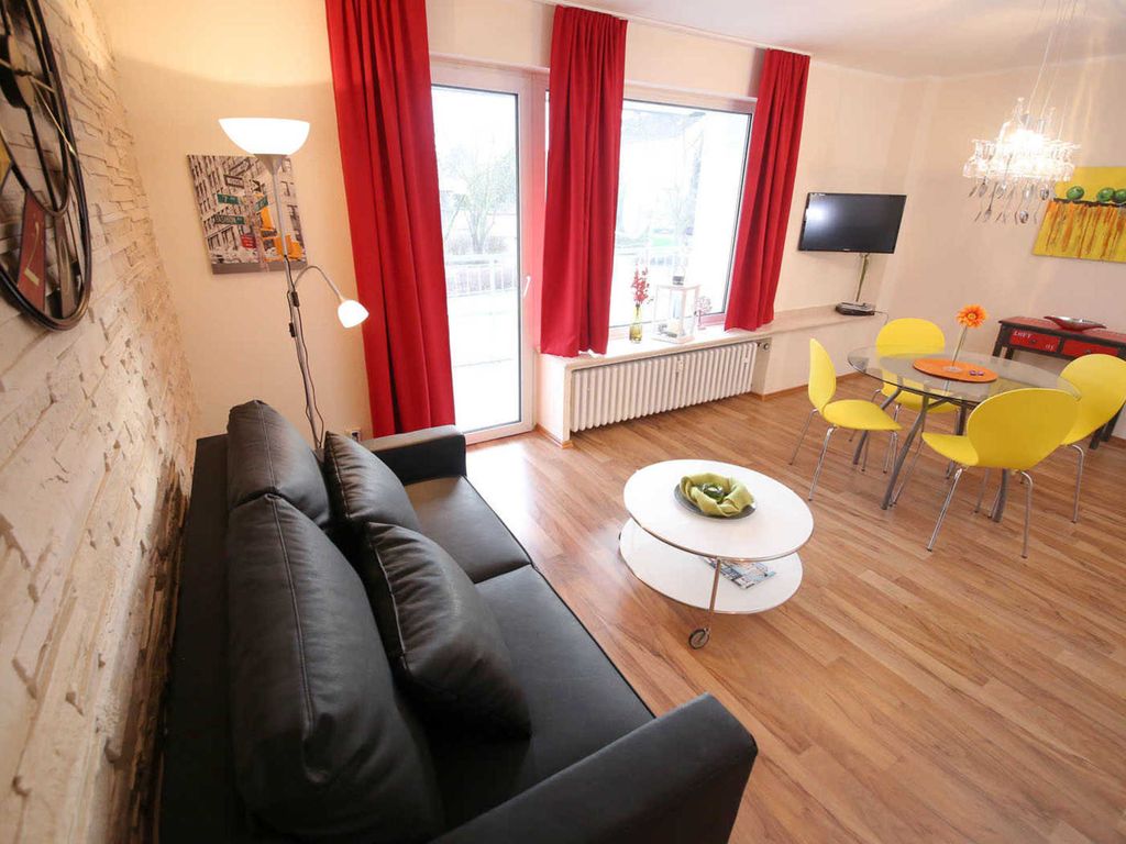 Der große und helle Wohnbereich mit direktem Zugang zum Süd-Balkon