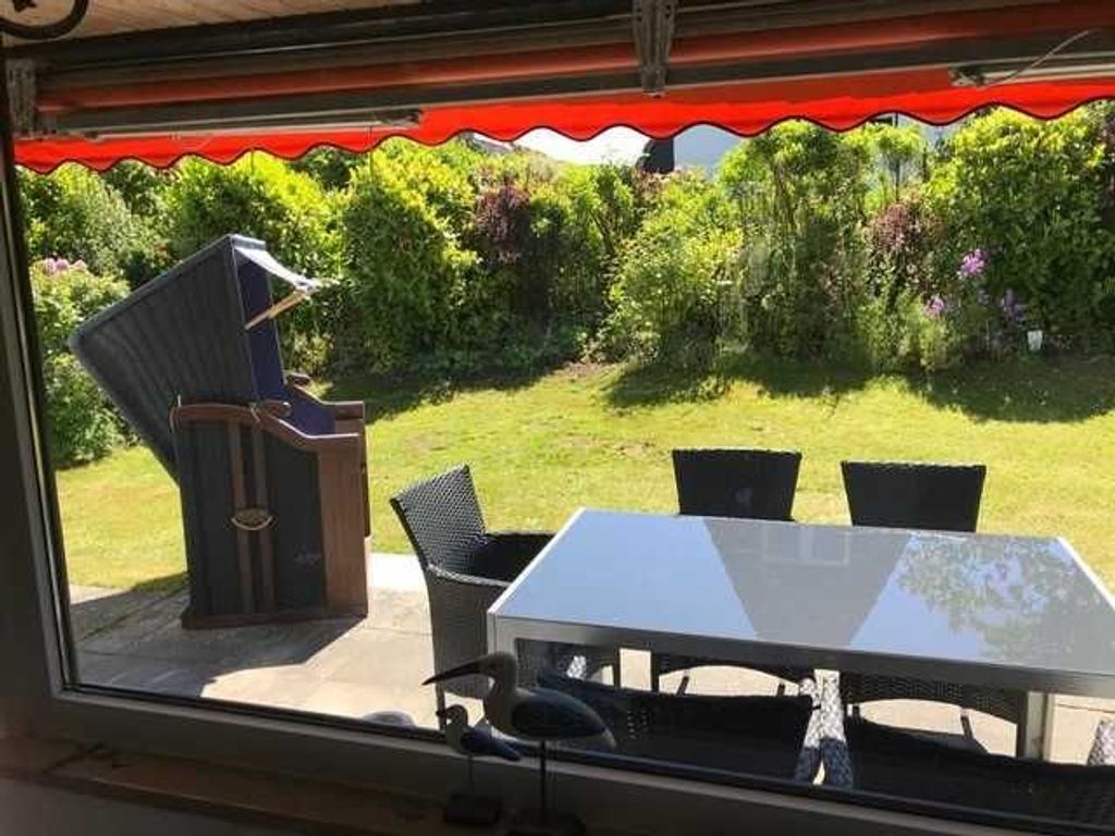 über die Terrasse in den Garten